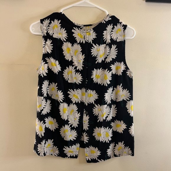 Black with Daisies Sleeveless Blouse - Picture 2 of 5